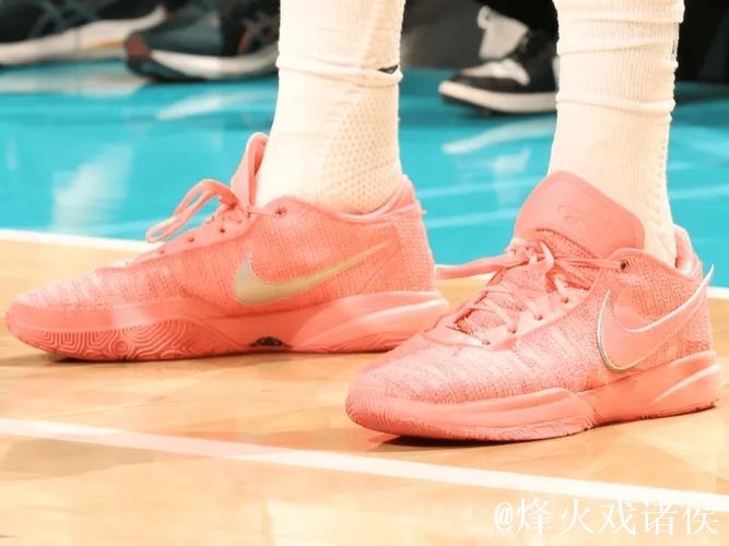 篮板嗅觉敏锐！马尔卡宁穿着粉色Lebron20，得到33分16篮板